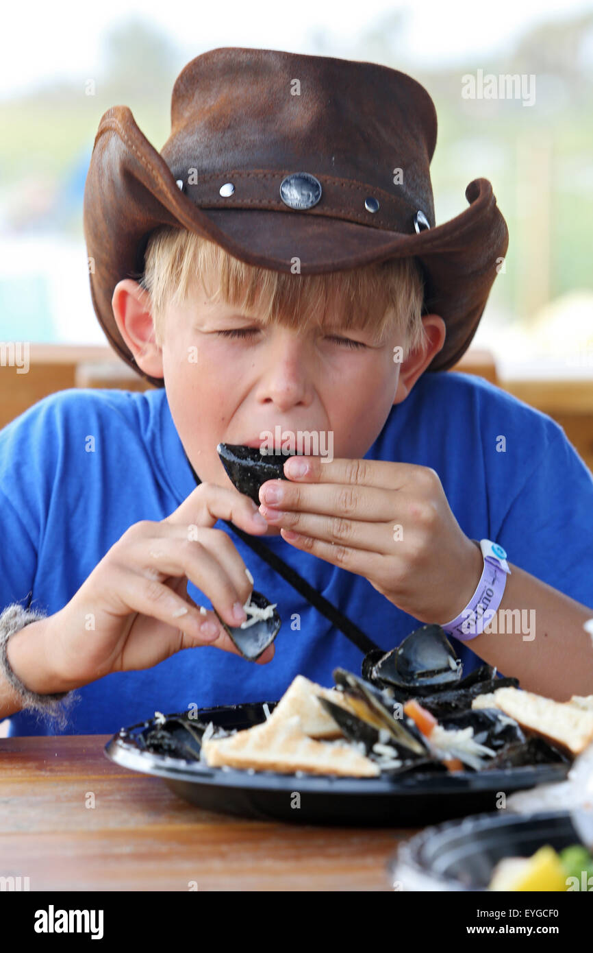 Saint Petersburg, Florida, junge mit Cowboy-Hut essen frische Muscheln Stockfoto