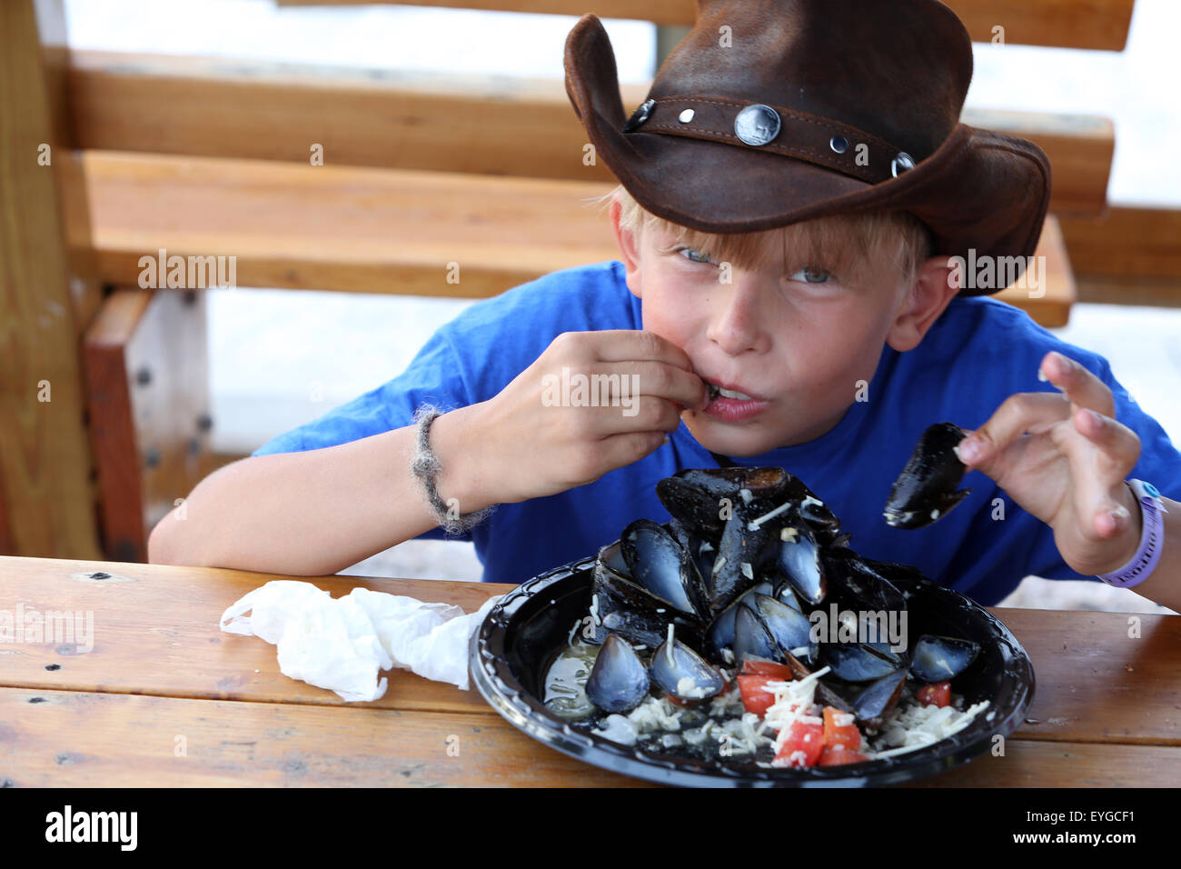 Saint Petersburg, Florida, junge mit Cowboy-Hut essen frische Muscheln Stockfoto