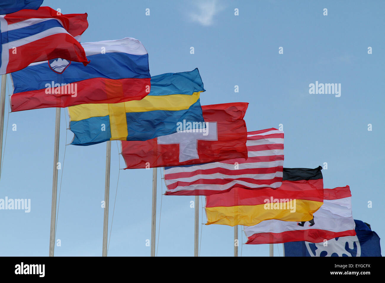 Berlin, Deutschland, Nationalflaggen verschiedener Länder, die im Wind wehende Stockfoto
