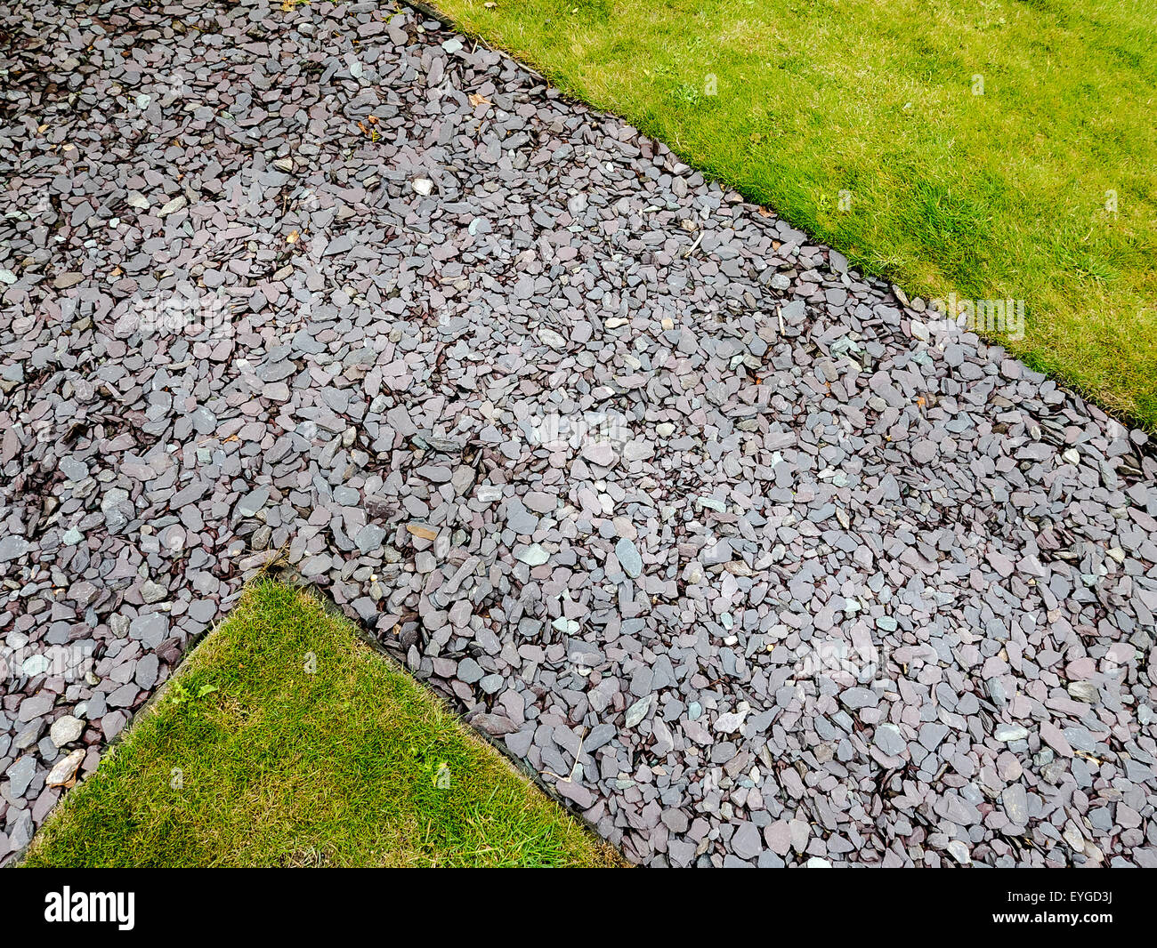 Weg zwischen Rasenflächen mit Schiefer Oberfläche zeigt kontrastierenden Oberflächen Stockfoto