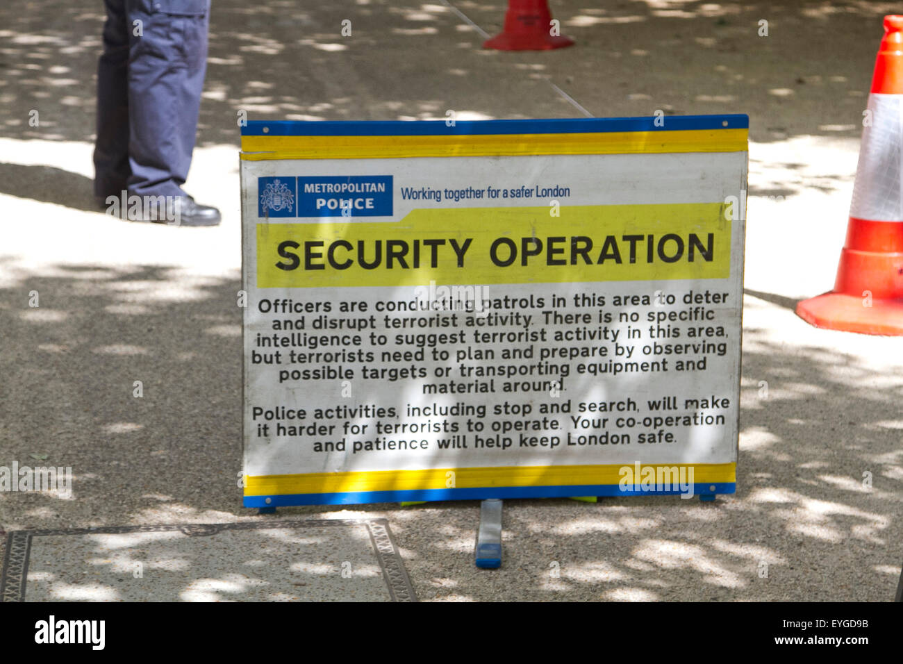 London UK. 29. Juli 2015. Polizei Verhalten zufällige in der Mall auf Fahrzeuge im Rahmen des Anti-Terrorismusprävention Sicherheitskontrollen misst Credit: Amer Ghazzal/Alamy Live-Nachrichten Stockfoto