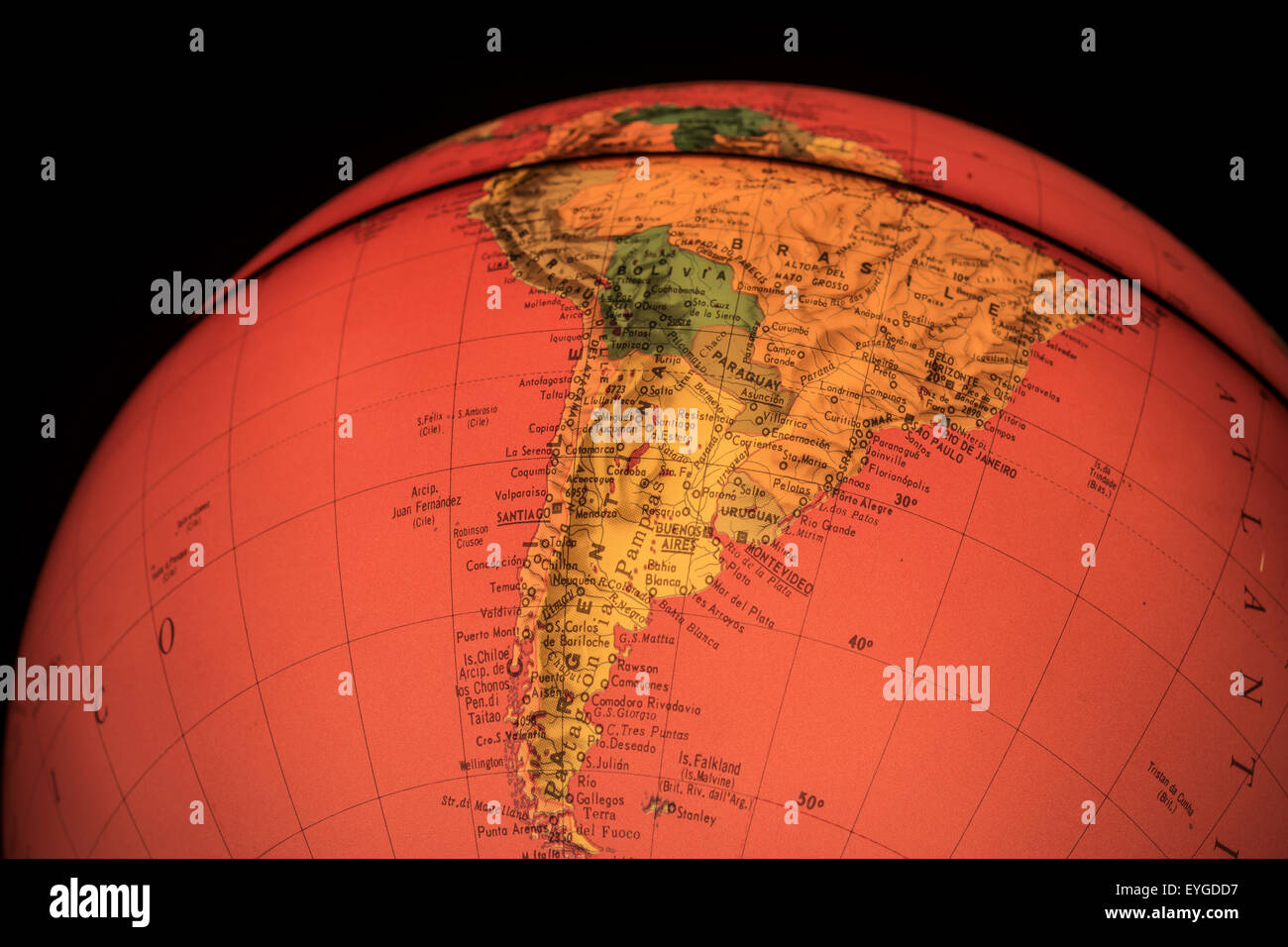 Rotlicht-Weltkugel beleuchtet aus innerhalb mit Nahaufnahme auf Südamerika Stockfoto
