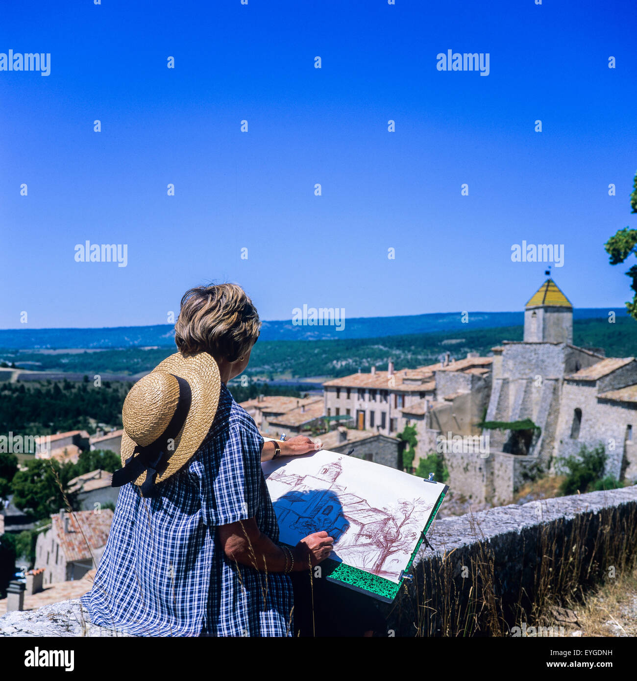 Frau mittleren Alters Zeichnung Aurel Dorf thront, Vaucluse, Provence, Frankreich, Europa Stockfoto