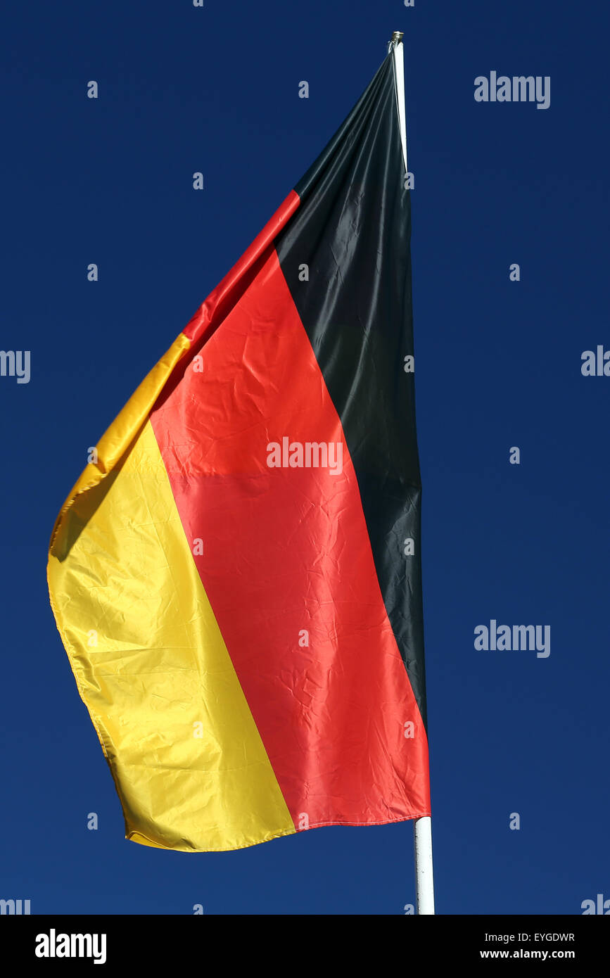 Hoppegarten, Deutschland, Nationalflagge Deutschland, hängt schlaff Fahnenmast Stockfoto