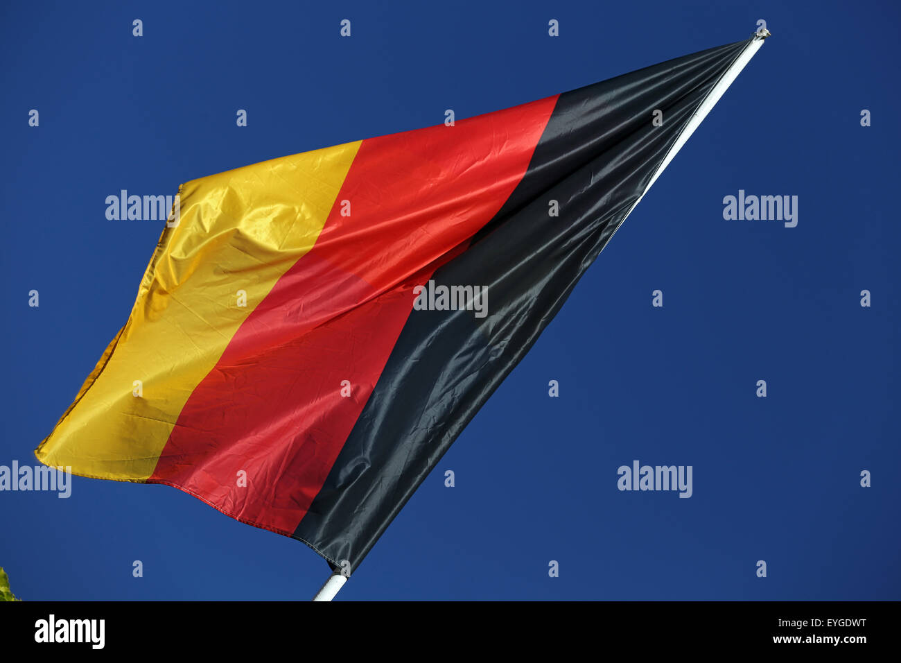 Hoppegarten, Deutschland, Nationalflagge Deutschland, hängt schlaff Fahnenmast Stockfoto
