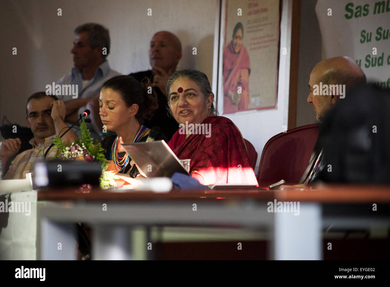 Sardinien, Italien. 28. Juli 2015. Indische Aktivistin Vandana Shiva während einer öffentlichen Rede vom veranstaltet ISDE (Ärzte für den Umwelt-Verband) über Ernährungssouveränität und Erde Nachhaltigkeit im Nuraghe Losa Kulturzentrum, in der italienischen Insel Sardinien, Dienstag, 28. Juli 2015. Bildnachweis: Paola Lai/Alamy Live-Nachrichten Stockfoto