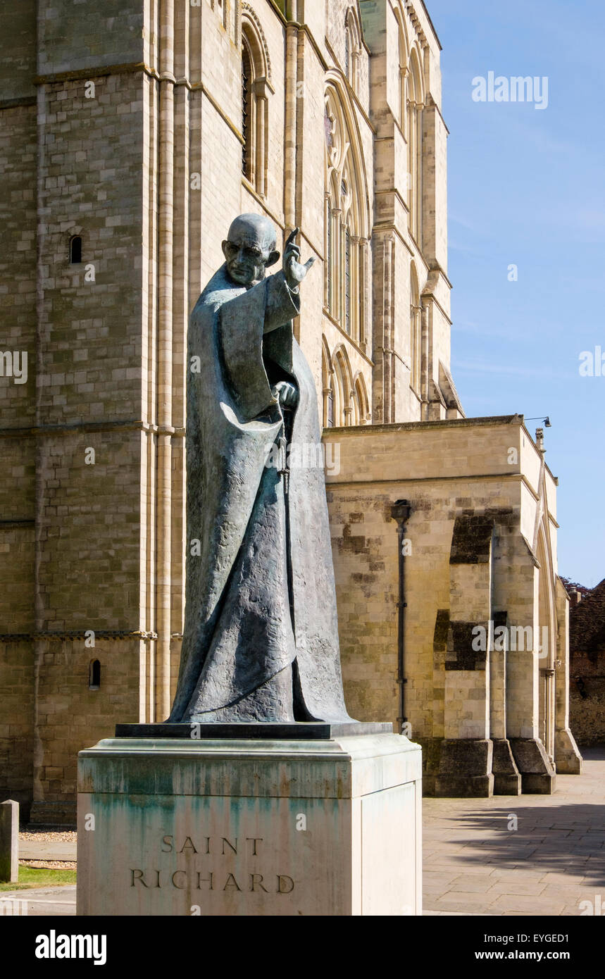 Bronze-Statue des Schutzheiligen Richard außerhalb Chichester Kathedrale-Kirche der Heiligen Dreifaltigkeit. Chichester West Sussex England UK Stockfoto