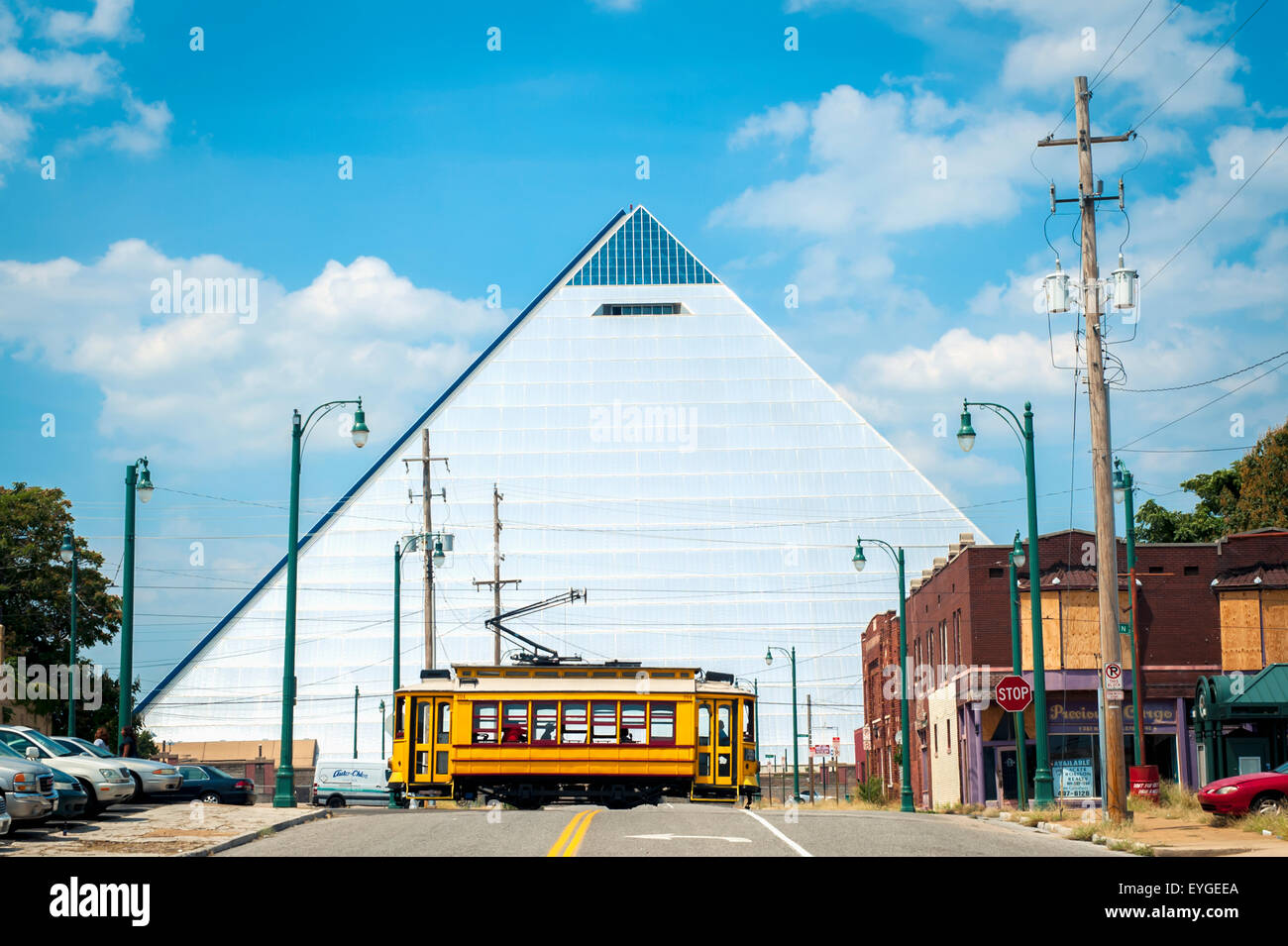 USA, Tennessee, die Pyramide mit vorbeifahrenden Straßenbahn; Memphis Stockfoto