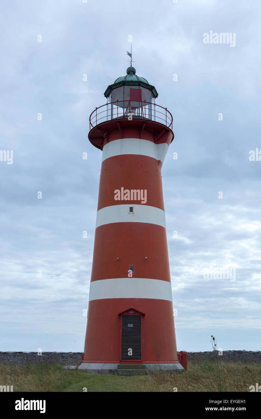 Rot-weiße Leuchtturm in Gotland, Schweden. Stockfoto