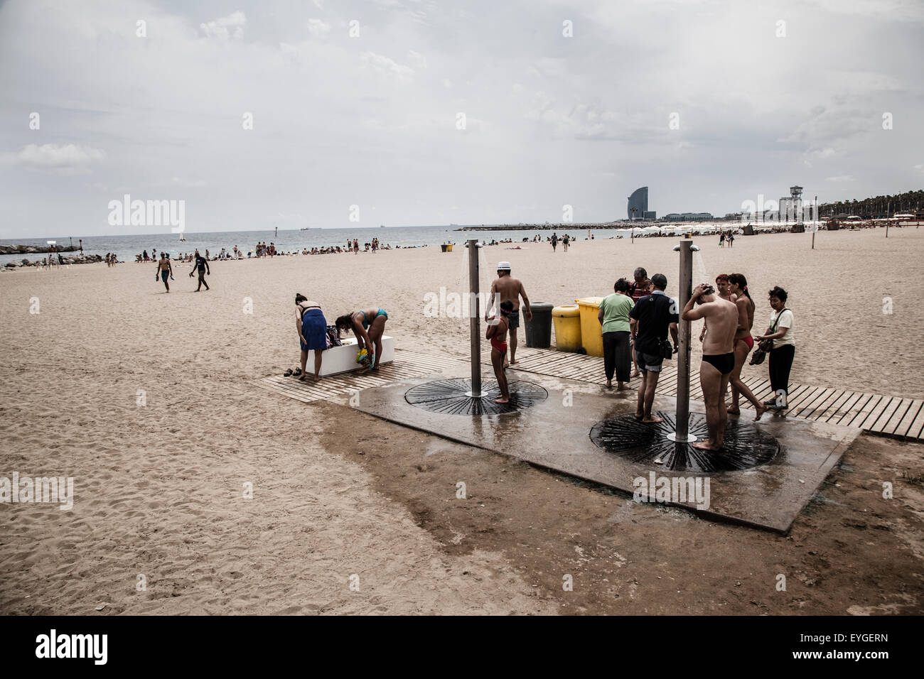 Männer unter der Dusche in der Barceloneta Strand Stockfoto