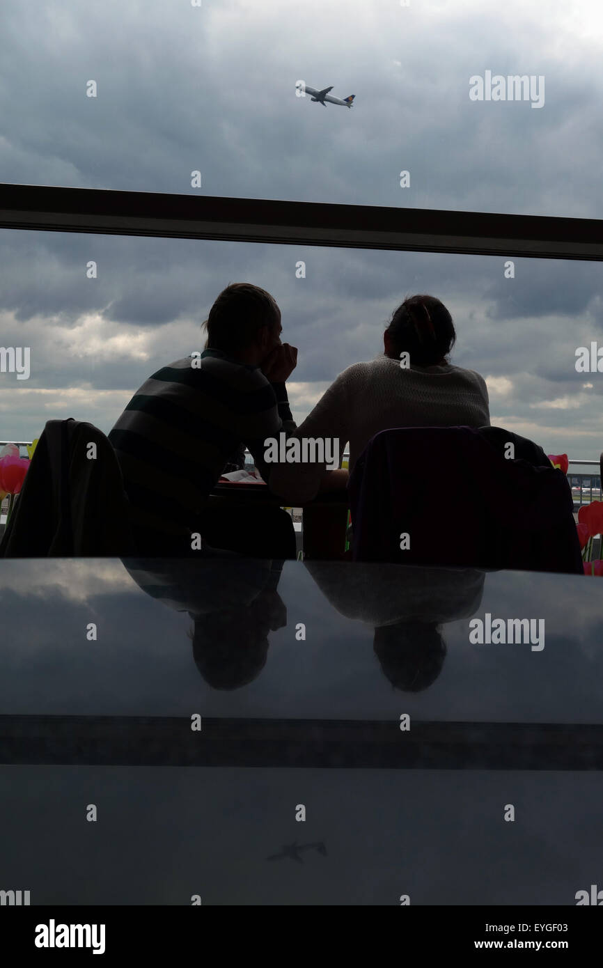 Frankfurt Am Main, Deutschland, Silhouette Reisende am Frankfurter Flughafen Stockfoto