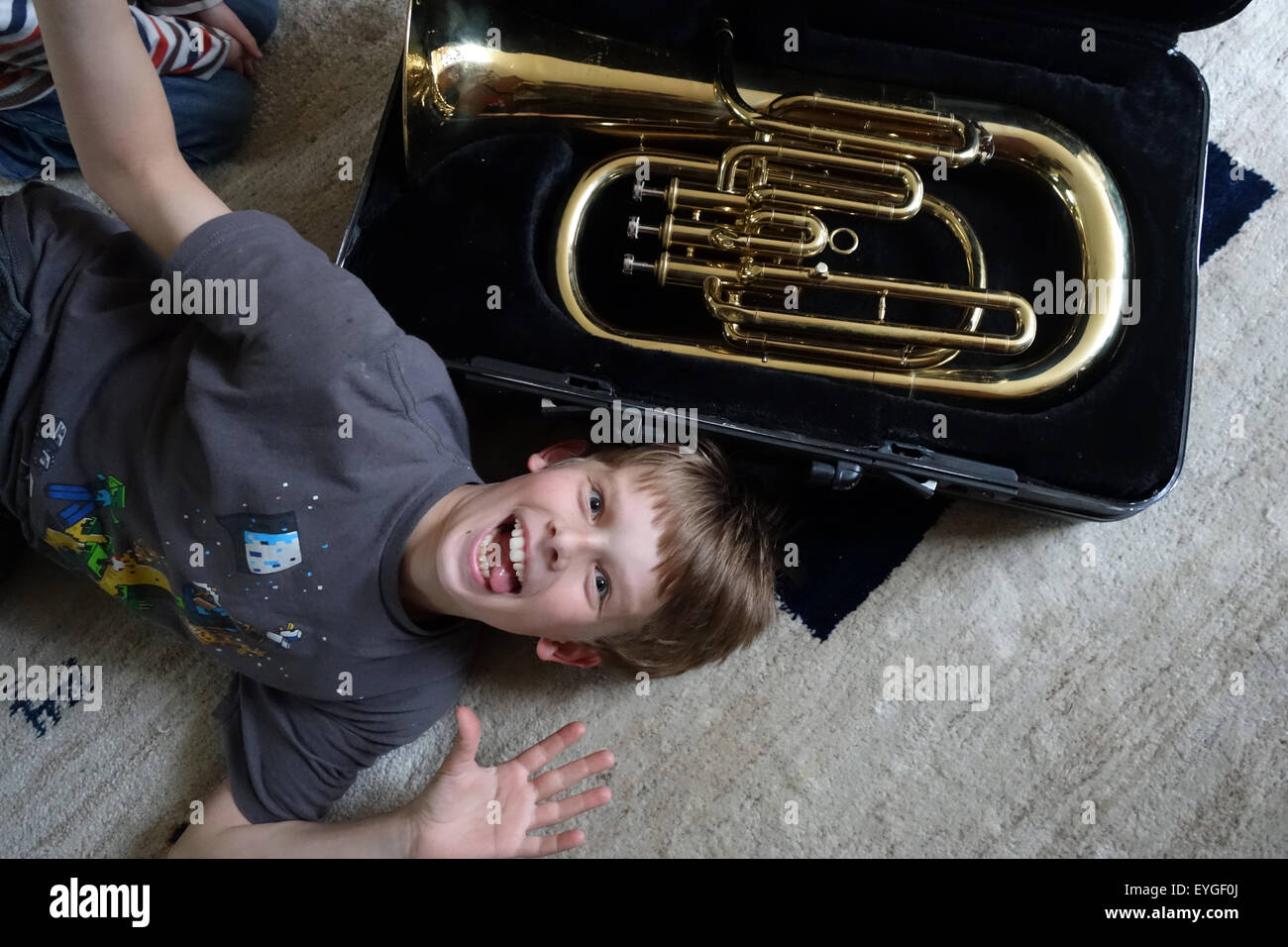 Berlin, Deutschland, vor einem jungen liegen auf dem Boden und Tuba macht Faxen Stockfoto