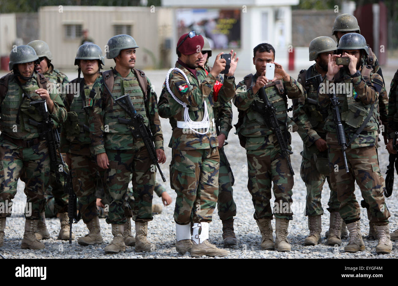 Kabul, Afghanistan. 29. Juli 2015. Afghanische Nationalarmee Kommando Spezialkräfte fotografieren während einer Abschlussfeier in Kabul, Afghanistan, 29. Juli 2015. Insgesamt 138 Mitglieder der afghanischen nationalen Armee-Kommando Schloss Spezialeinheiten nach drei Monaten training in Kabul am Donnerstag. Bildnachweis: Ahmad Massoud/Xinhua/Alamy Live-Nachrichten Stockfoto