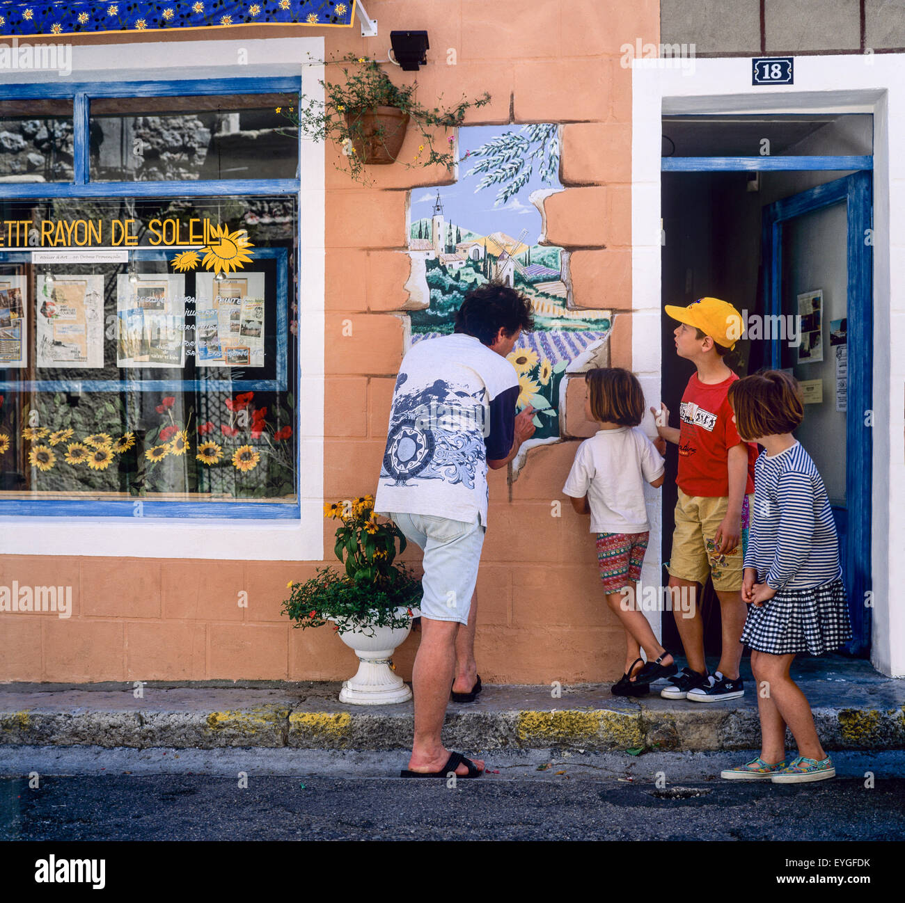 Kinder aufpassen man Fresken an der Wand seines Shop, Buis-les-Baronnies, Drôme, Provence, Frankreich, Europa, Stockfoto