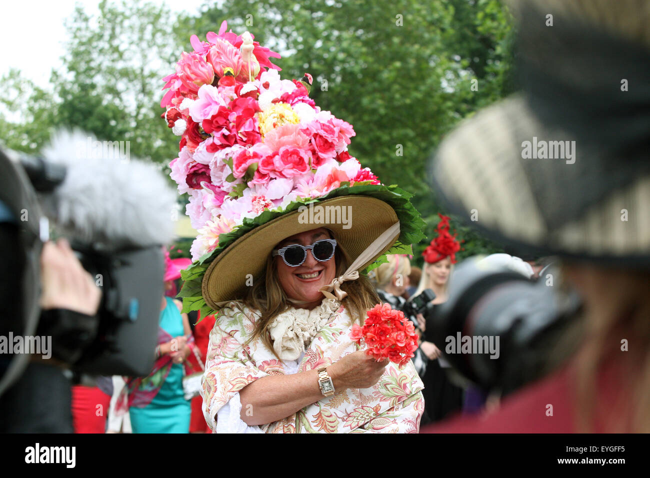 Ascot, Großbritannien, schrullige Frau mit Hut bei den Rennen Stockfoto