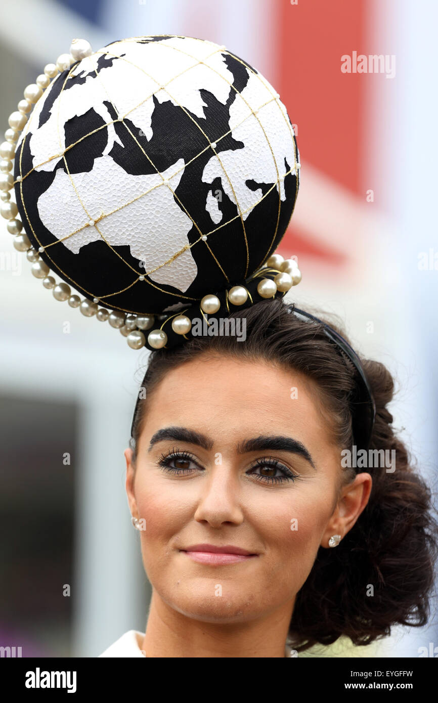 Ascot, Großbritannien, schrullige Frau mit Hut bei den Rennen Stockfoto