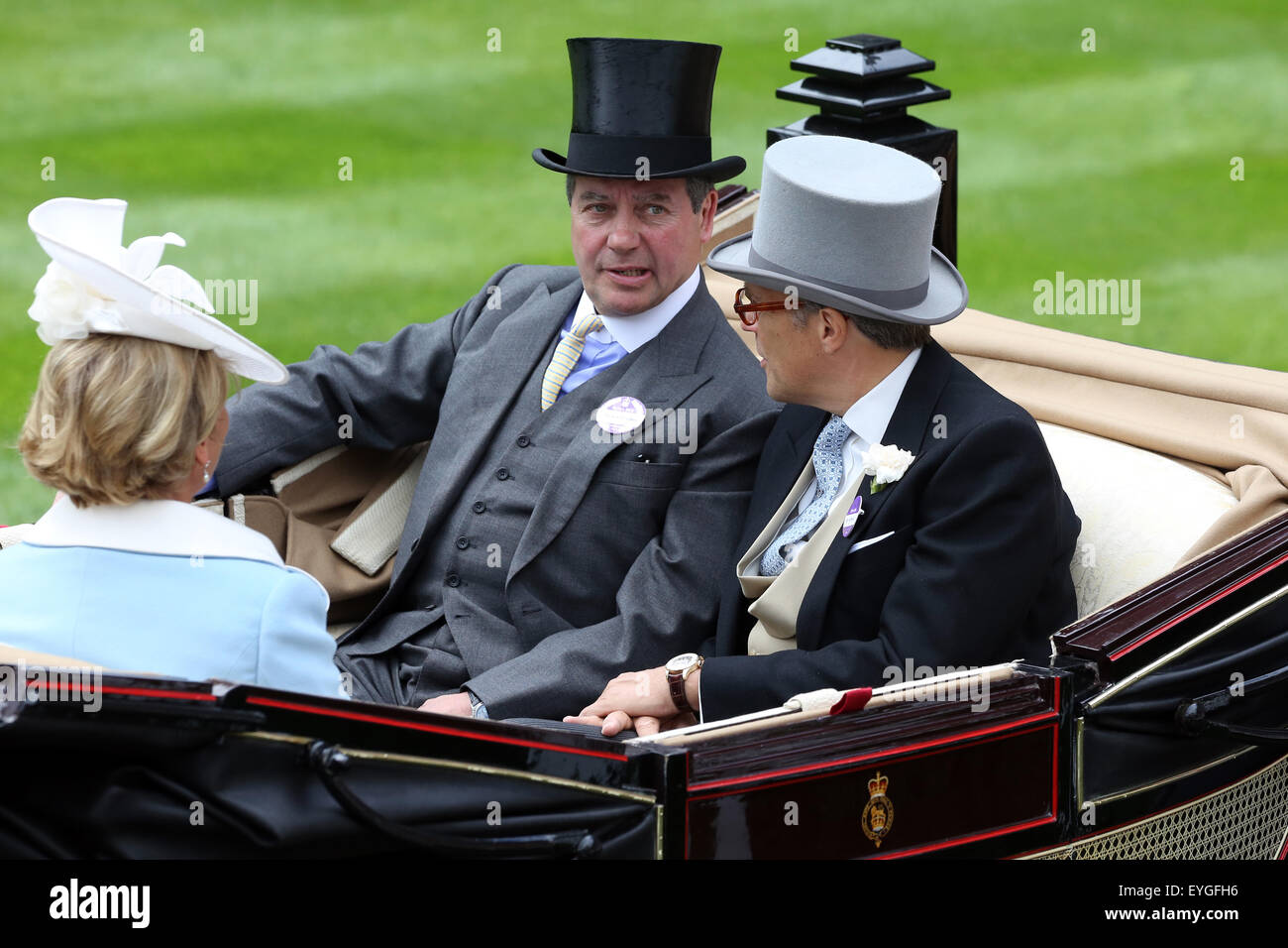 Ascot, Großbritannien, sitzt Herr Daresbury (Mitte) in einer Kutsche Stockfoto