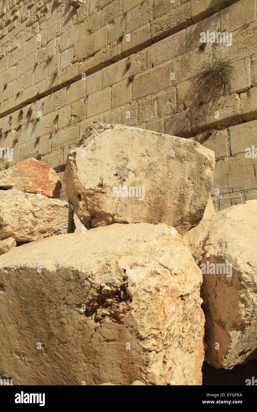 Israel, Jerusalem archäologischen Park, Steinen aus Tempelberg auf der herodianischen Straße neben dem südlichen Abschnitt der Klagemauer Stockfoto