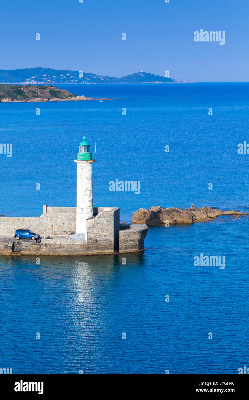 Alter Leuchtturm auf dem Pier, Eingang zum Hafen von Propriano, Korsika, Frankreich. Weiße Runde Turm aus Stein mit grüner Spitze Stockfoto