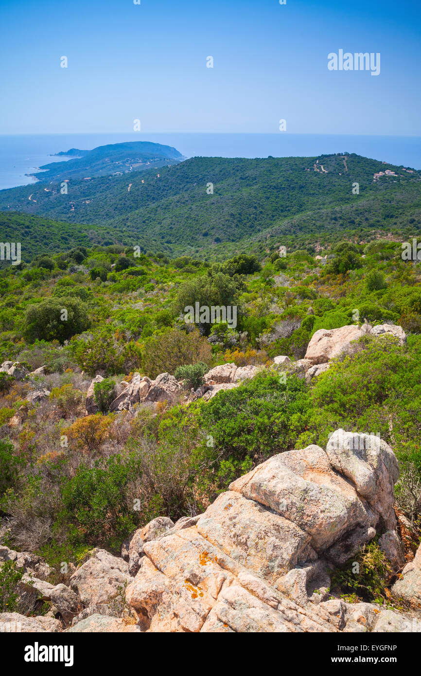 Süd-Korsika, vertikale Küstenlandschaft mit langen Umhang gehen bis zum Horizont über dem Mittelmeer Wasser Stockfoto