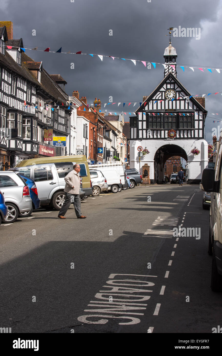 Ein Mann, die Straße überqueren, in Bridgnorth Hautpstraße Shropshire uk Stockfoto
