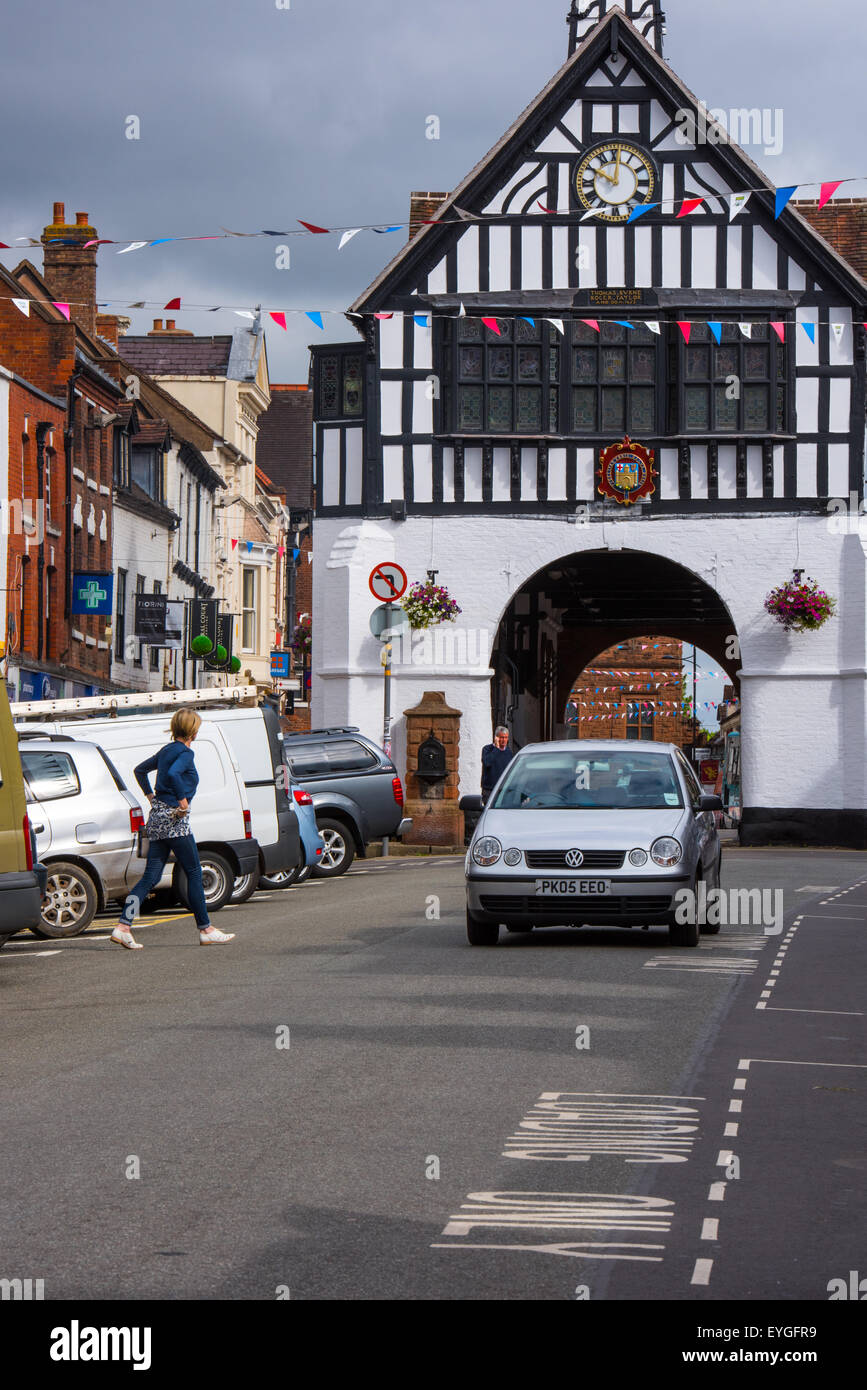 Frau beim Überqueren der Straße in Bridgnorth Hautpstraße Shropshire uk Stockfoto