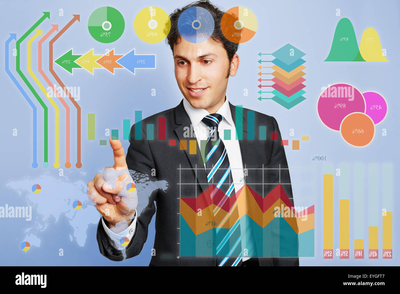 Geschäftsmann, Planung und Analyse mit finanziellen Infografik zu tun Stockfoto