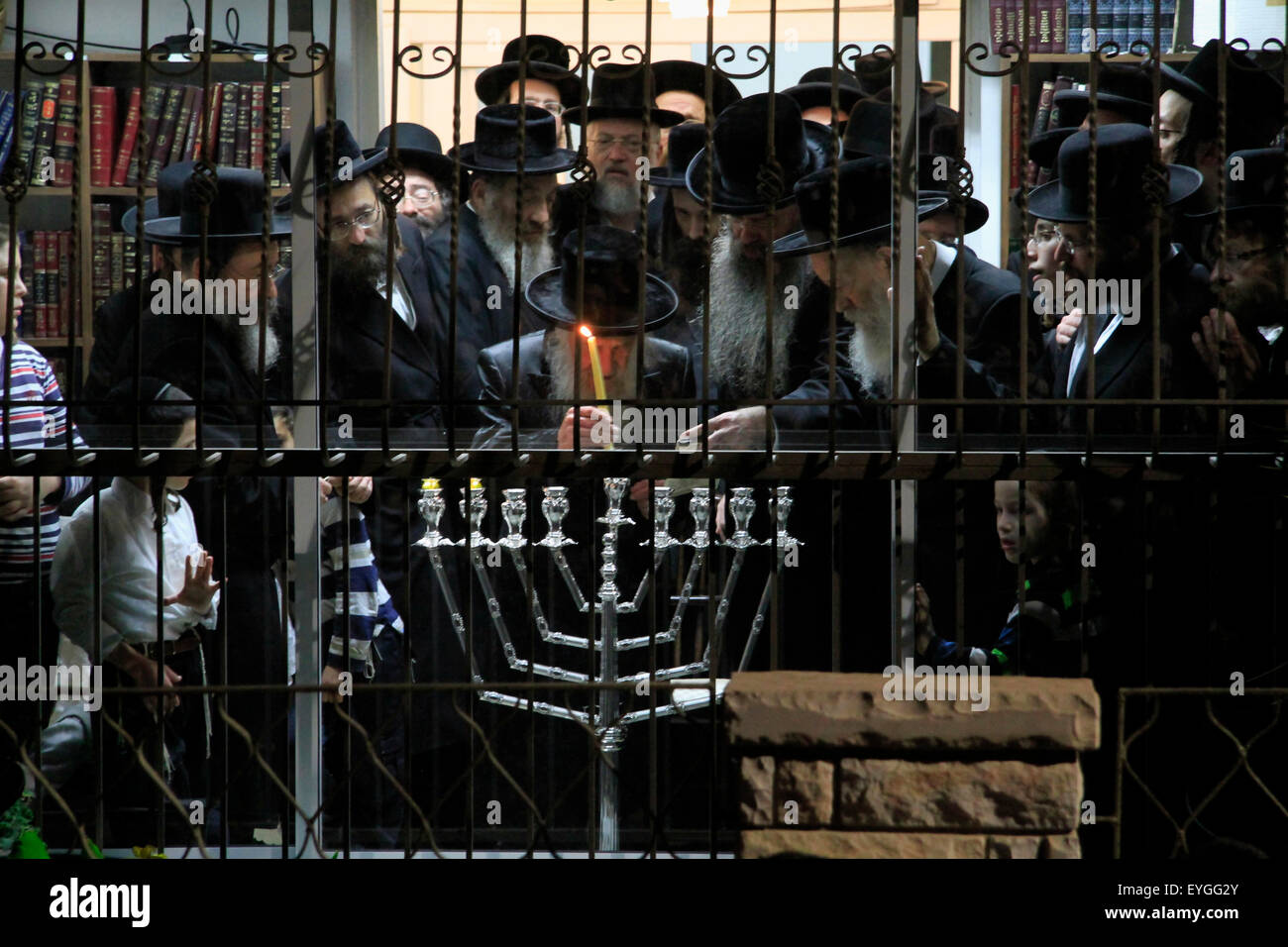 Israel, Bnei Brak, Rabbi Vossner feiert Chanukka mit seinen Anhängern, Anzünden der Kerzen Stockfoto