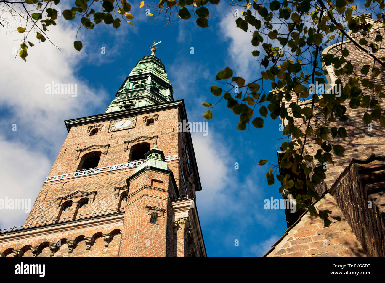 Dänemark, Blick nach oben von Nikolaj Contemporary Art Center; Copenhagen Stockfoto