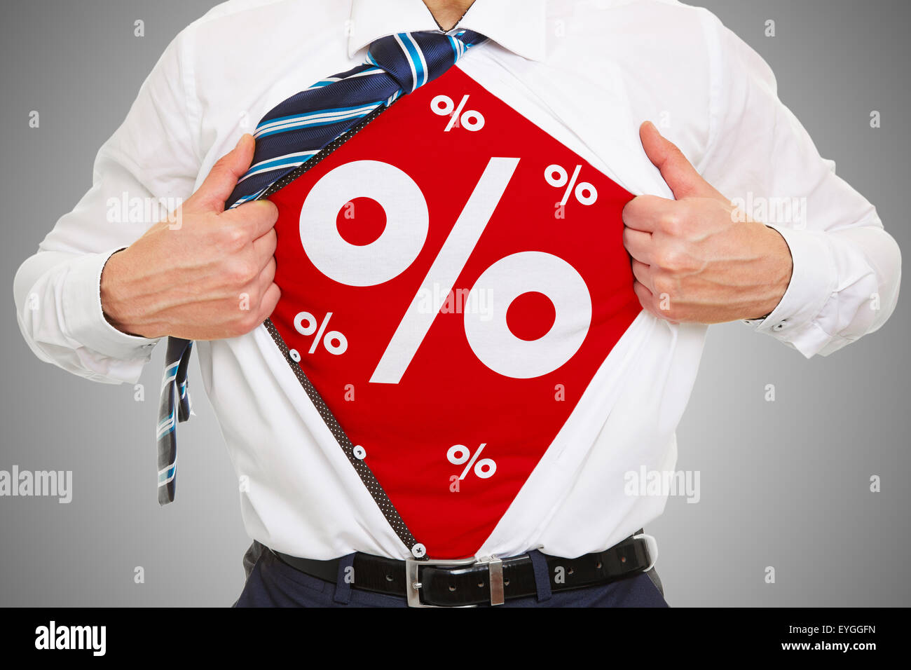 Verkauf und Angebot als Konzept auf ein rotes Hemd eines Geschäftsmannes Stockfoto