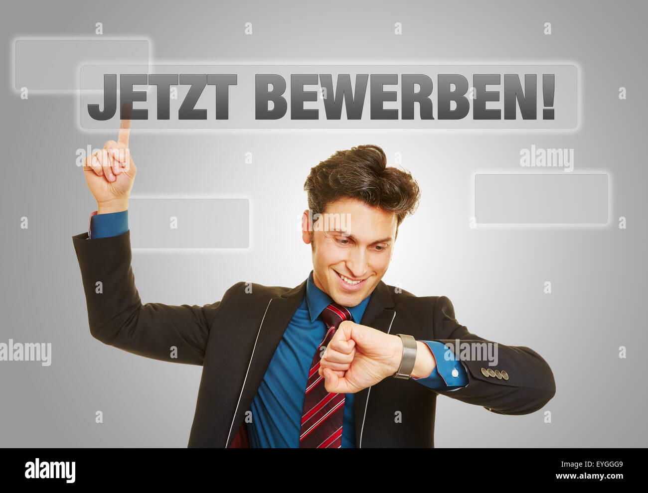 Deutsche Slogan "Jetzt!" (Jetzt bewerben Sie!) mit Business-Mann Überprüfung seiner Uhr Stockfoto