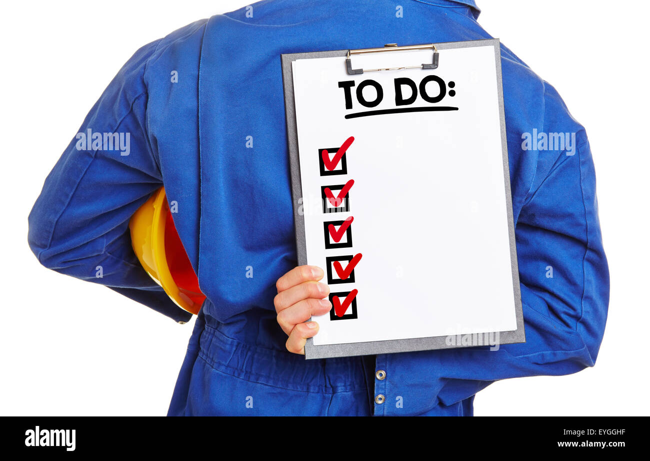 Arbeitnehmer mit einer To-Do-Liste auf einem Klemmbrett hinter seinem Rücken Stockfoto