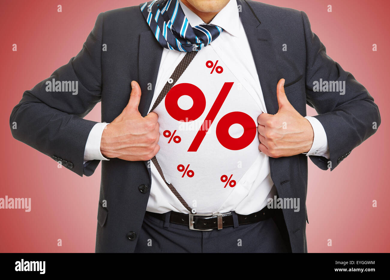 Roten Prozent Zeichen als Symbol für Rabatt auf einem t-Shirt eines Geschäftsmannes Stockfoto