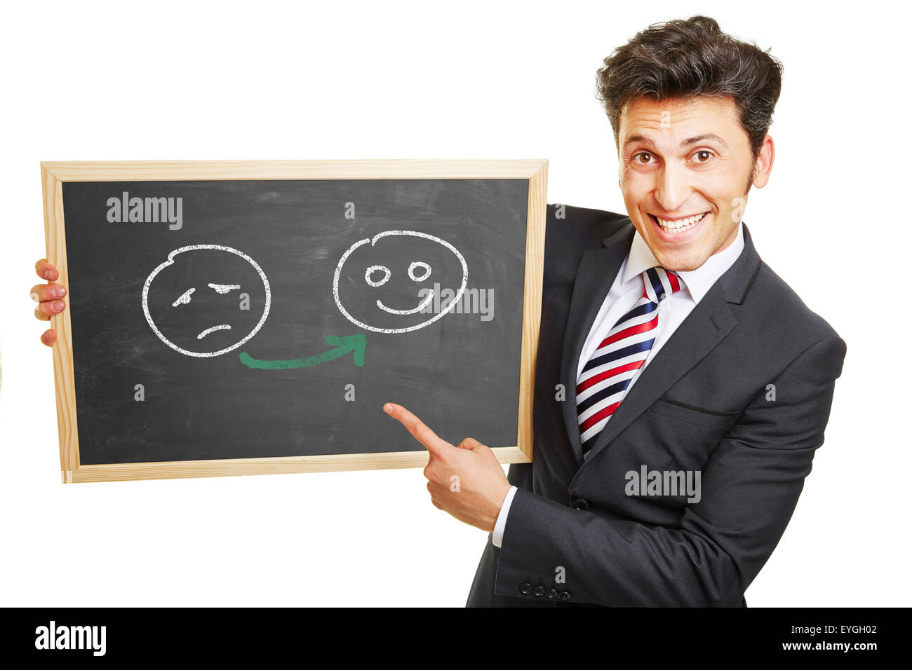 Lächelnde Geschäftsmann zeigen glückliche und traurige Smileys auf einer Tafel Stockfoto