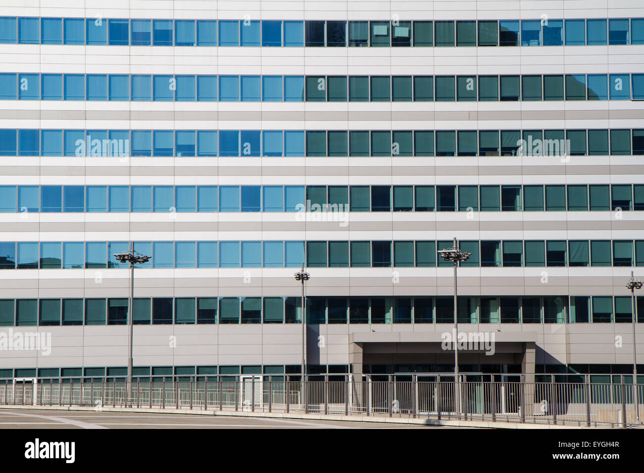 Detail der Fassade eines modernen Gebäudes mit Glas Stockfoto