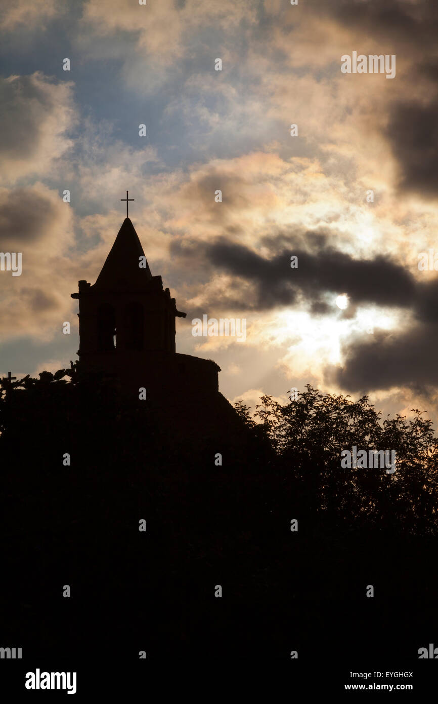Kirche-Silhouette vor einem bewölkten und dramatischen Himmel Stockfoto