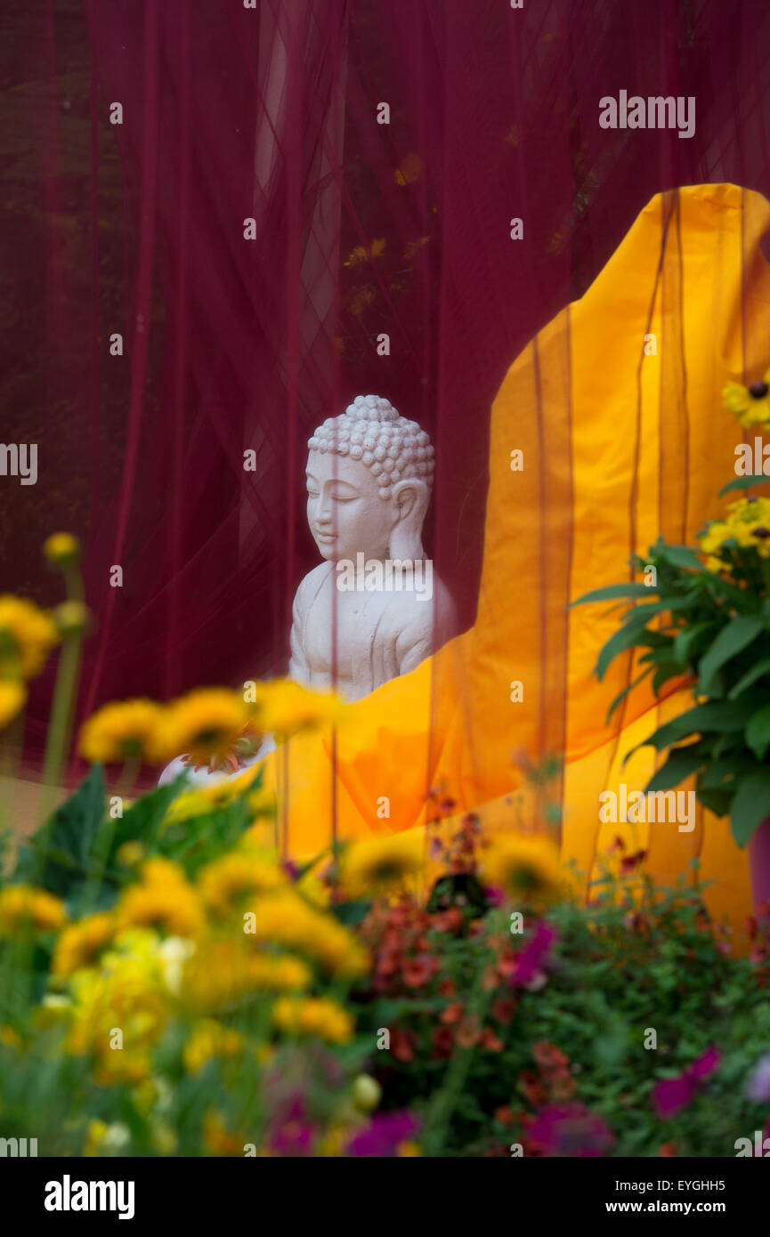 Garten-Buddha-Statue in einem Showgarten am Ball Colegrave Gärten Open Day 2015. Adderbury, Banbury, Oxfordshire, England Stockfoto