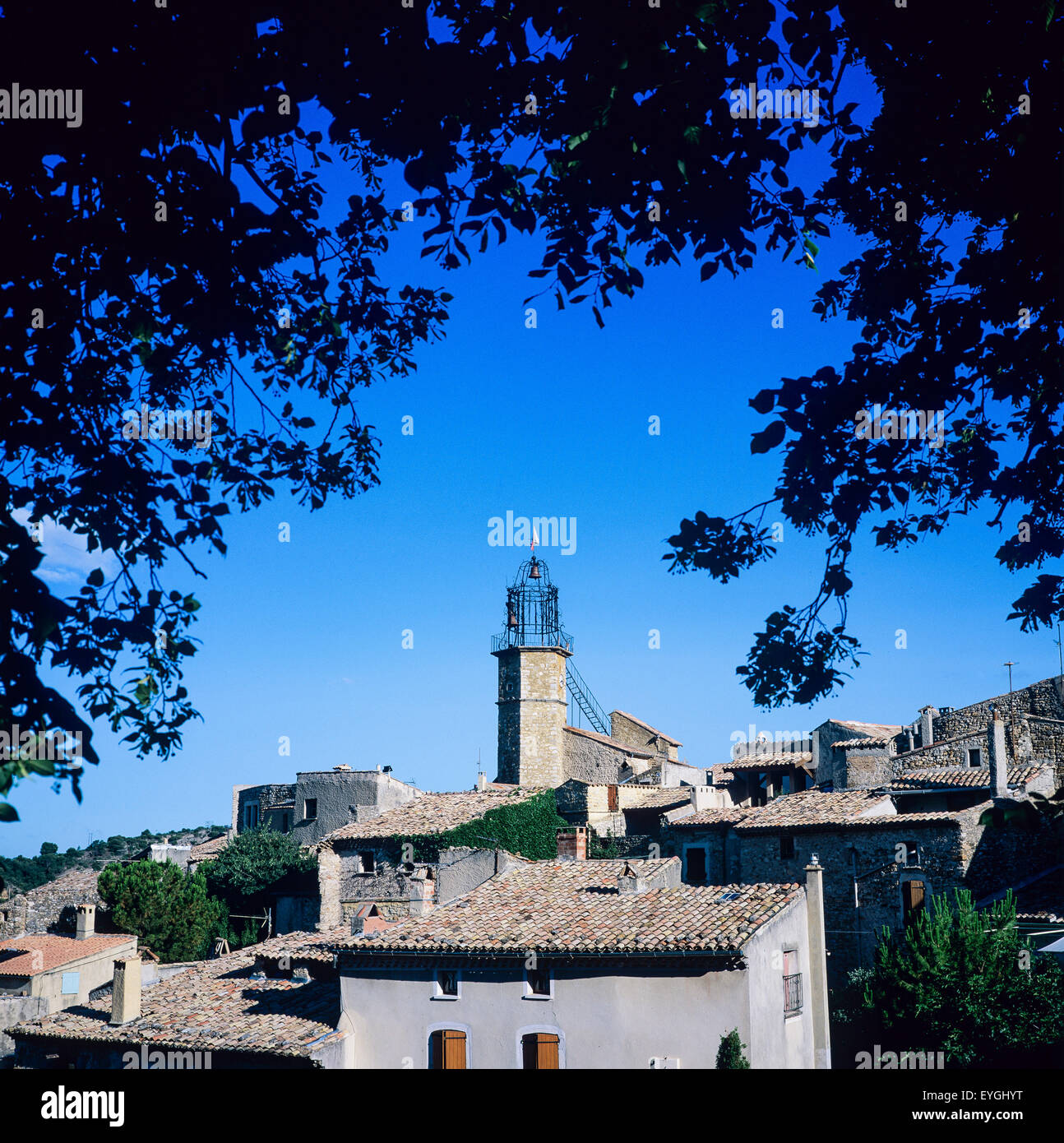 Venterol Dorf, Kirche Kirchturm mit einem Campanile, Alpes-de-Haute-Provence, Frankreich, Europa Stockfoto