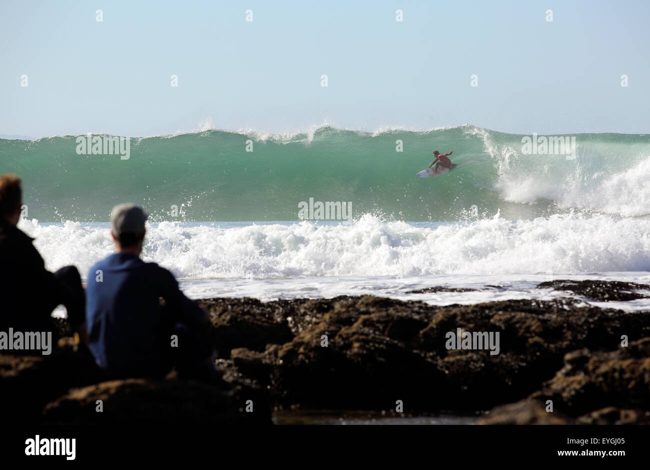 Professioneller Surfer, der während der JBay Open 2015 in Jeffreys Bay, Südafrika, in einer Hitze konkurriert Stockfoto