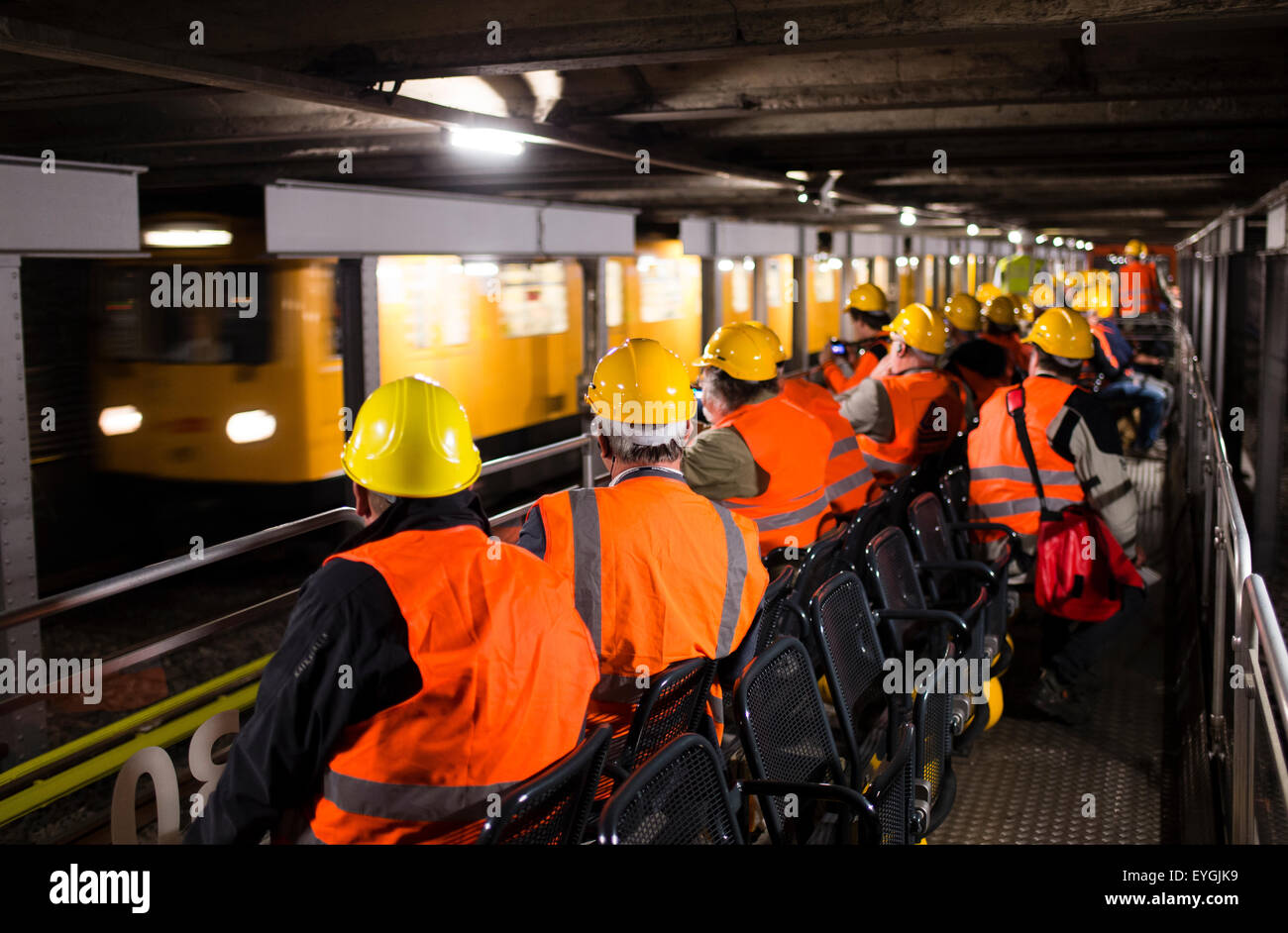 Berlin, Deutschland. 29. Juli 2015. Teilnehmer einer Tunnel-Tour von Berlin Transport Authority (BVG) sehen Sie einen Zug vorbei in eine u-Bahn Drop-Top in Berlin, Deutschland, 29. Juli 2015. Die Touren auf den offenen Zug durch das Berlin sind unterirdisch und über die Brücken von Berlin für eine lange Zeit im Voraus ausgebucht. Foto: Gregor Fischer/Dpa/Alamy Live News Stockfoto