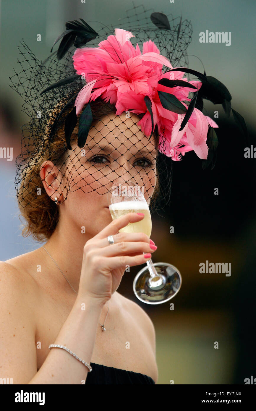 Iffezheim, Deutschland, Frau mit Hut, trinken ein Glas Champagner Stockfoto