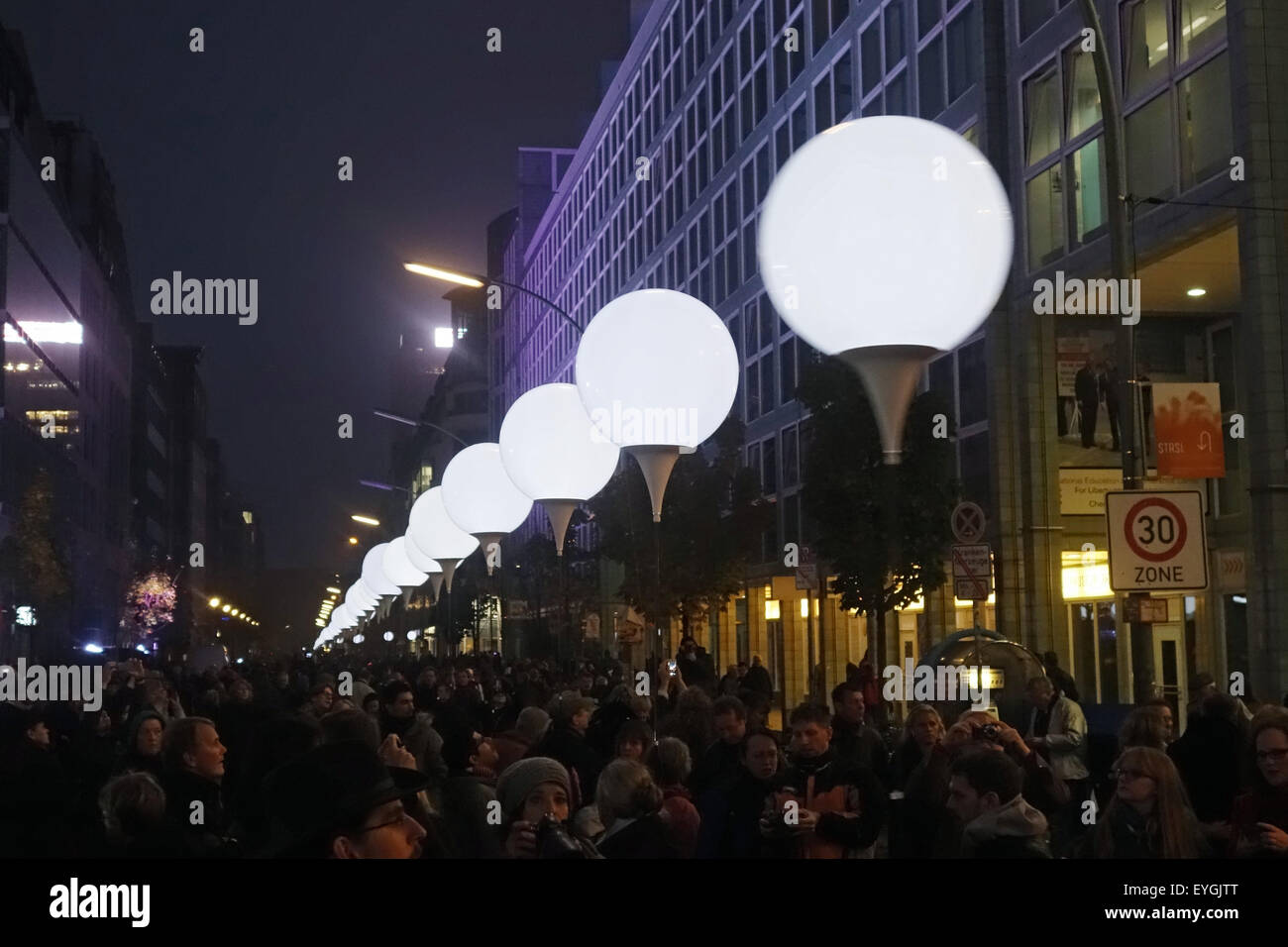 Berlin, Deutschland, Lichtinstallation Licht Grenzen an den 25. Jahrestag der Berliner Mauer Stockfoto