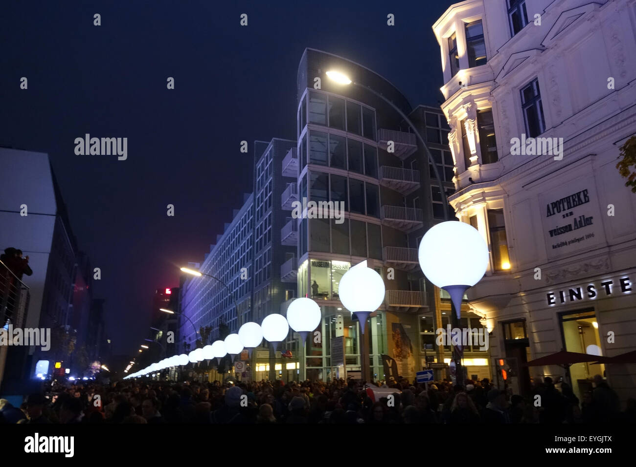 Berlin, Deutschland, Lichtinstallation Licht Grenzen an den 25. Jahrestag der Berliner Mauer Stockfoto