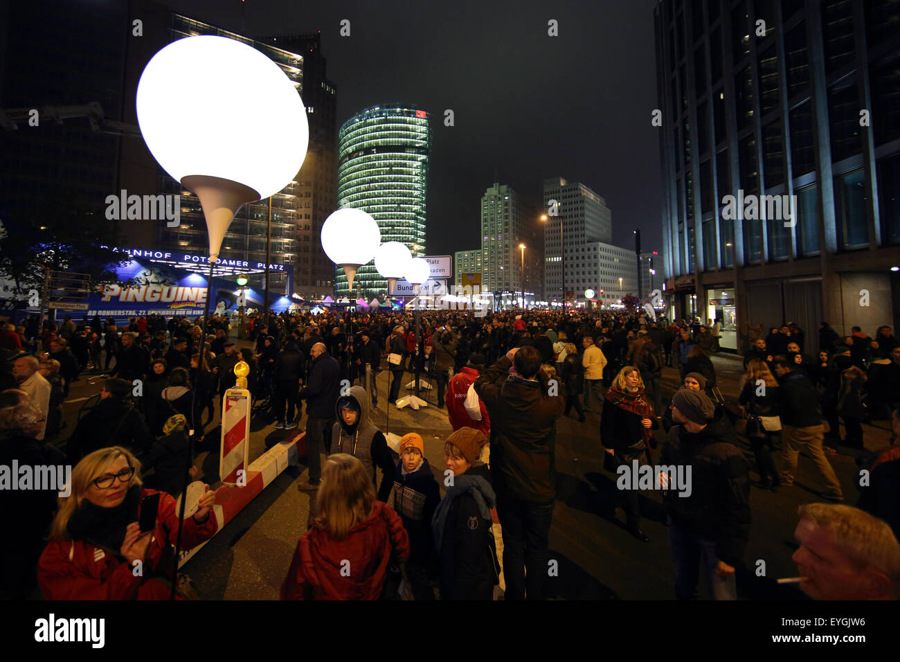 Berlin, Deutschland, Lichtinstallation Licht Grenzen an den 25. Jahrestag der Berliner Mauer Stockfoto