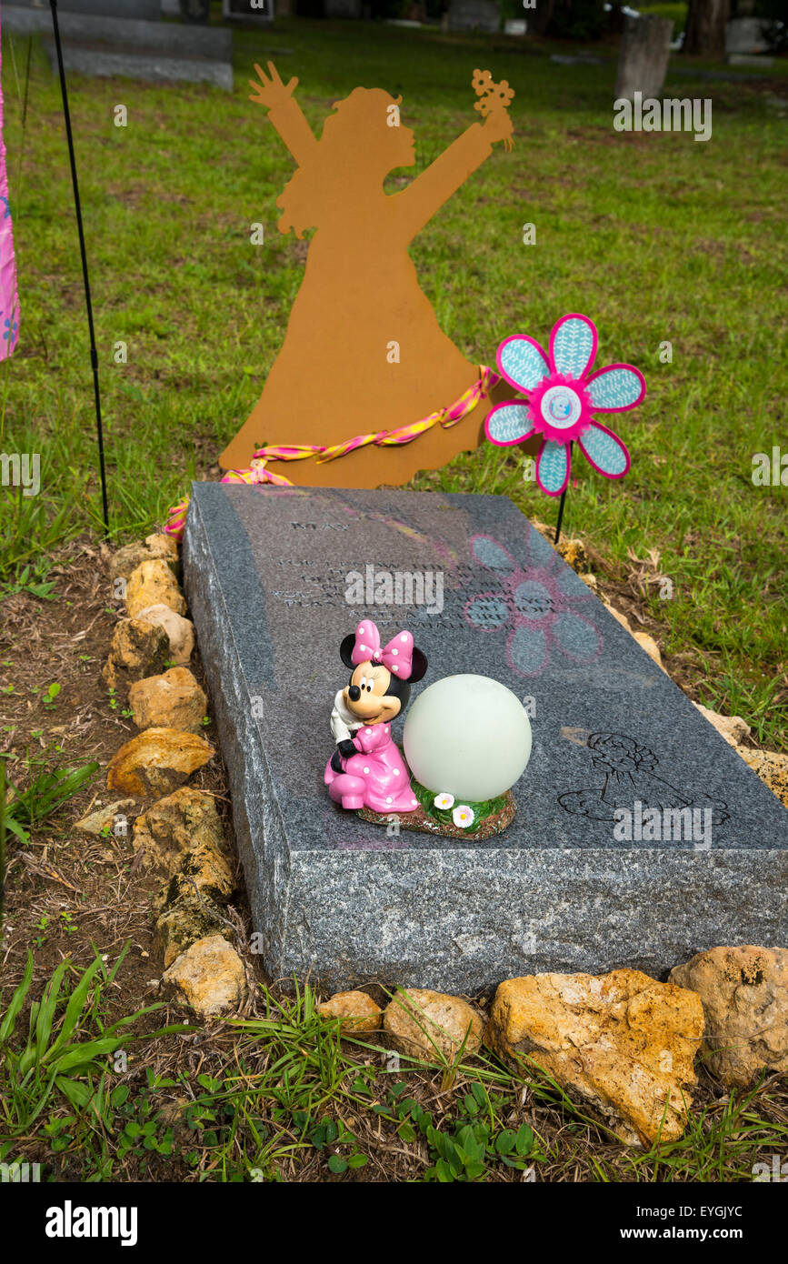 Des Kindes Grabstätte auf einem kleinen Friedhof in ländlichen North Florida. Stockfoto
