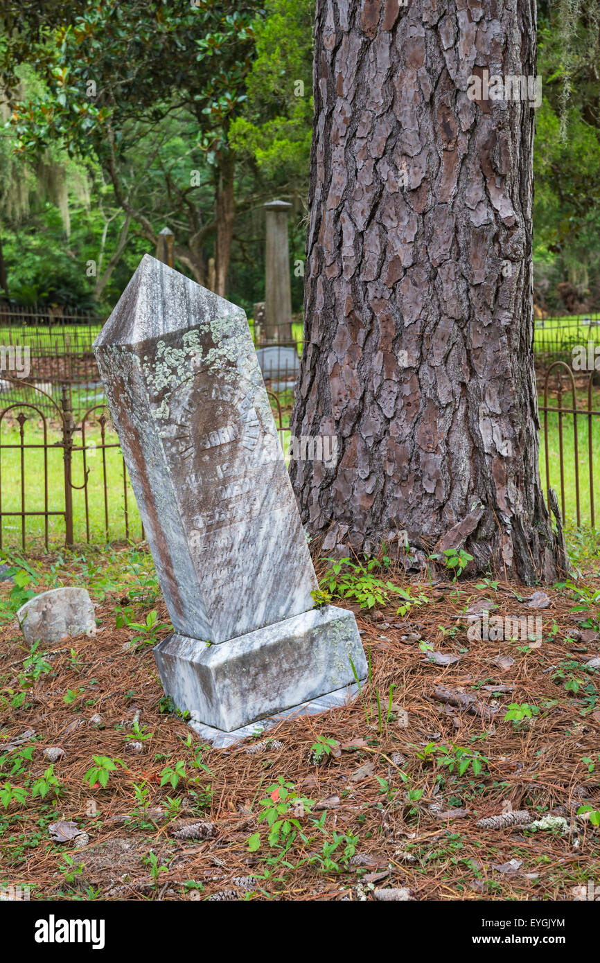 Altes Grab Marker beugte sich über in einem kleinen Friedhof in ländlichen North Florida. Stockfoto