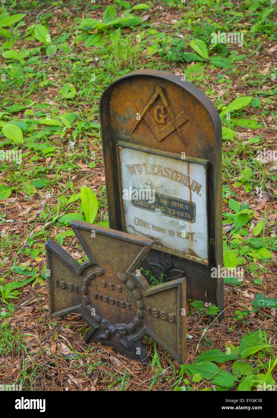 Ein rostiges Eisen Grab Marker mit freimaurerischen Symbole auf einem kleinen Friedhof in ländlichen North Florida. Stockfoto