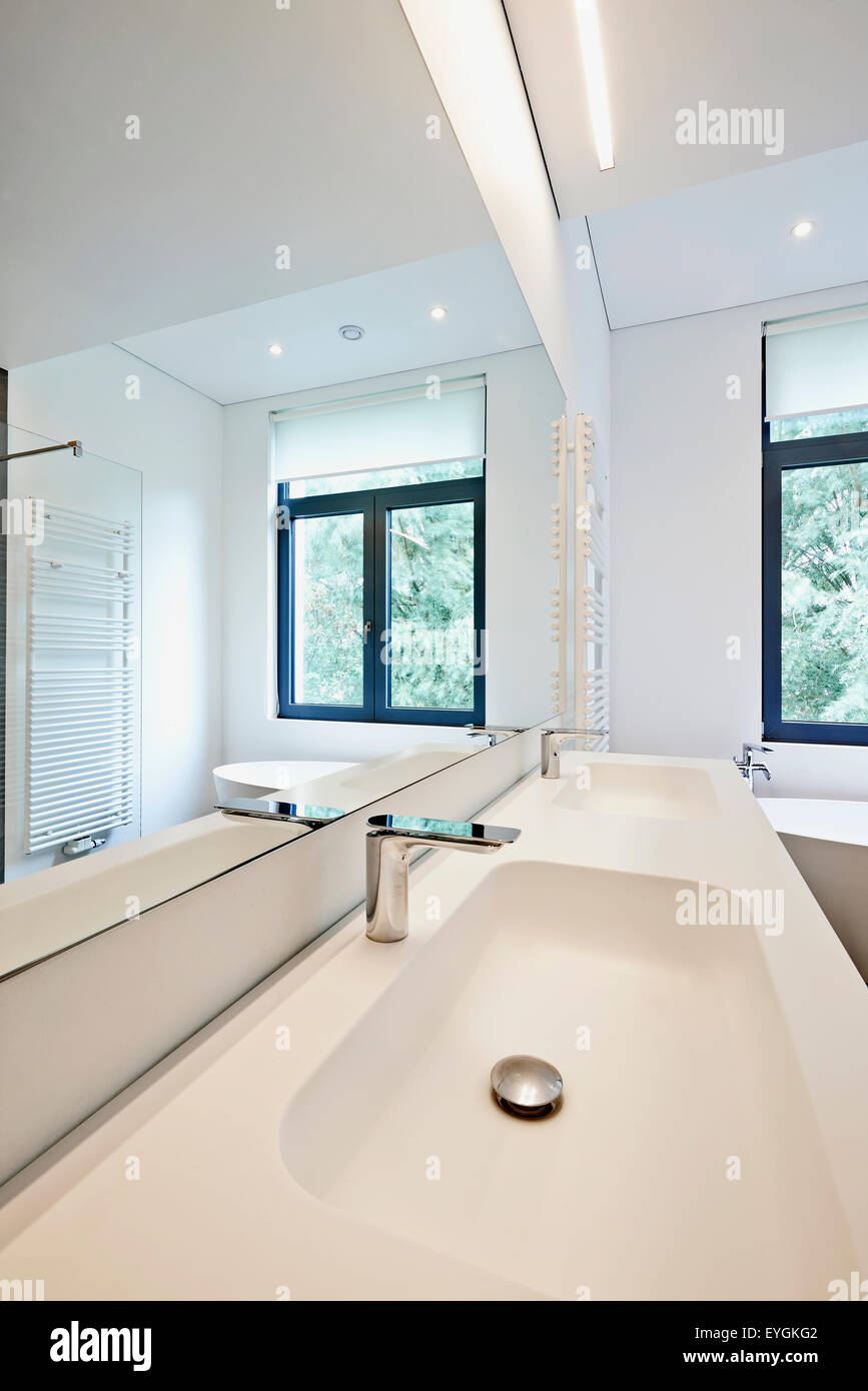 Moderne Innenarchitektur eines Badezimmers Stockfoto