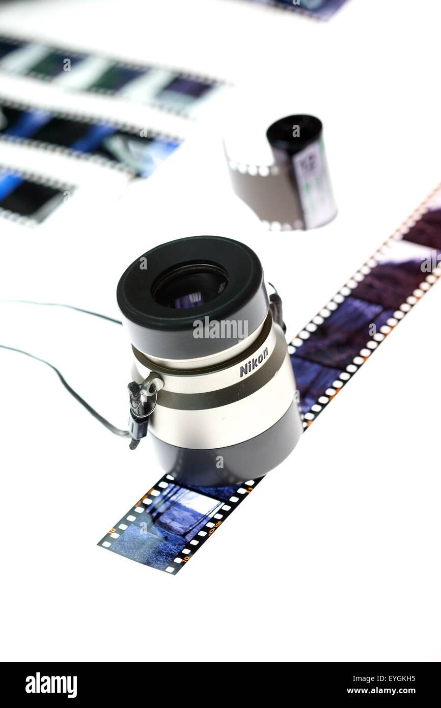 Ein Fotografen-Loope mit Transparentfolie auf einem Leuchtkasten in einem studio Stockfoto