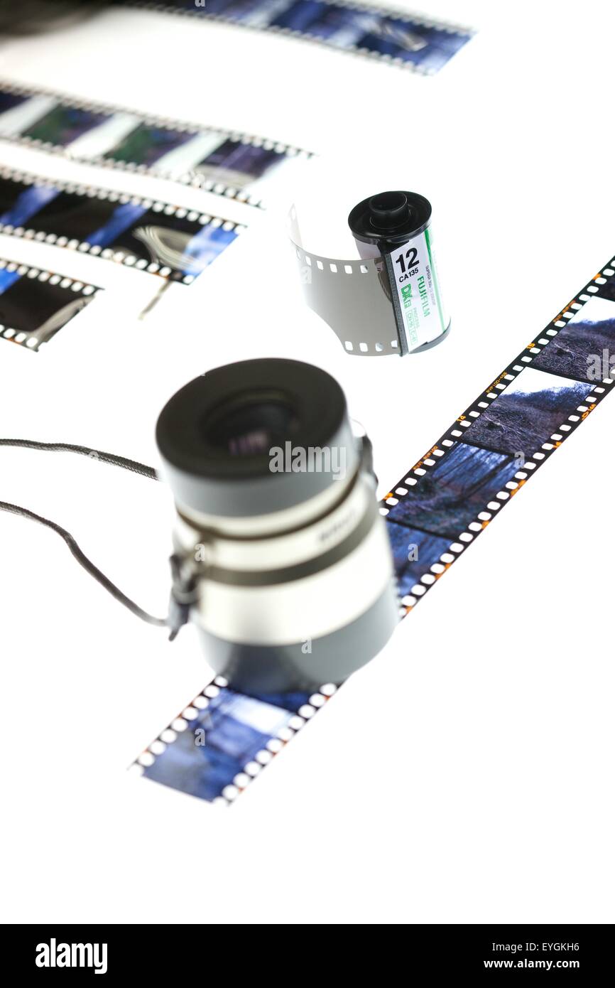 Ein Fotografen-Loope mit Transparentfolie auf einem Leuchtkasten in einem studio Stockfoto